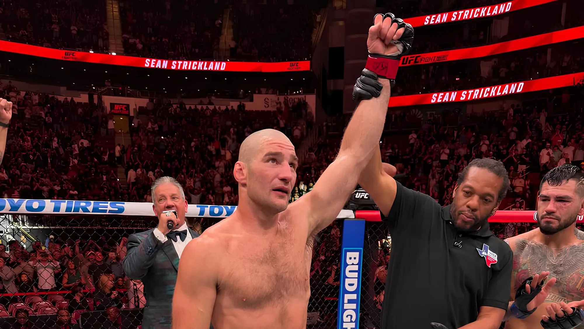 Стрикленд нокаутировал Эрнандеса и бросил вызов Чимаеву. Результаты турнира UFC Fight Night 267