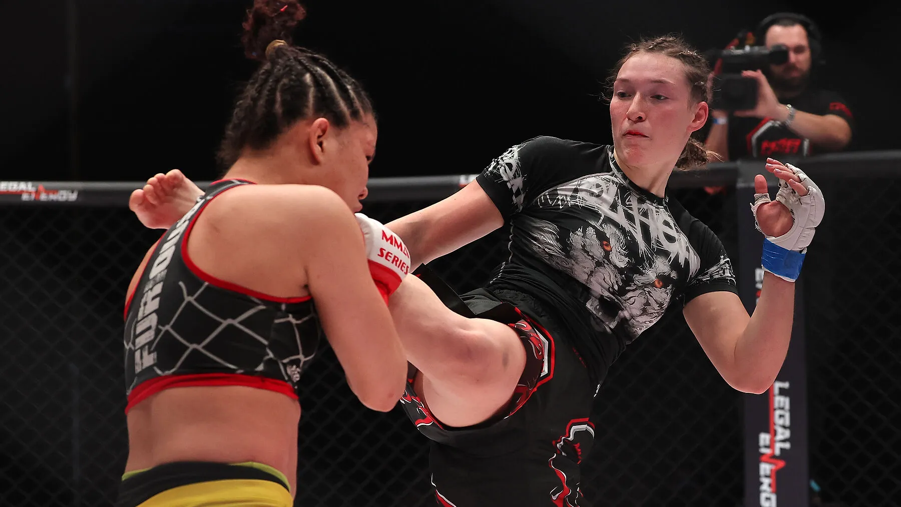 Минспорт России включил женские ММА в реестр видов спорта превью