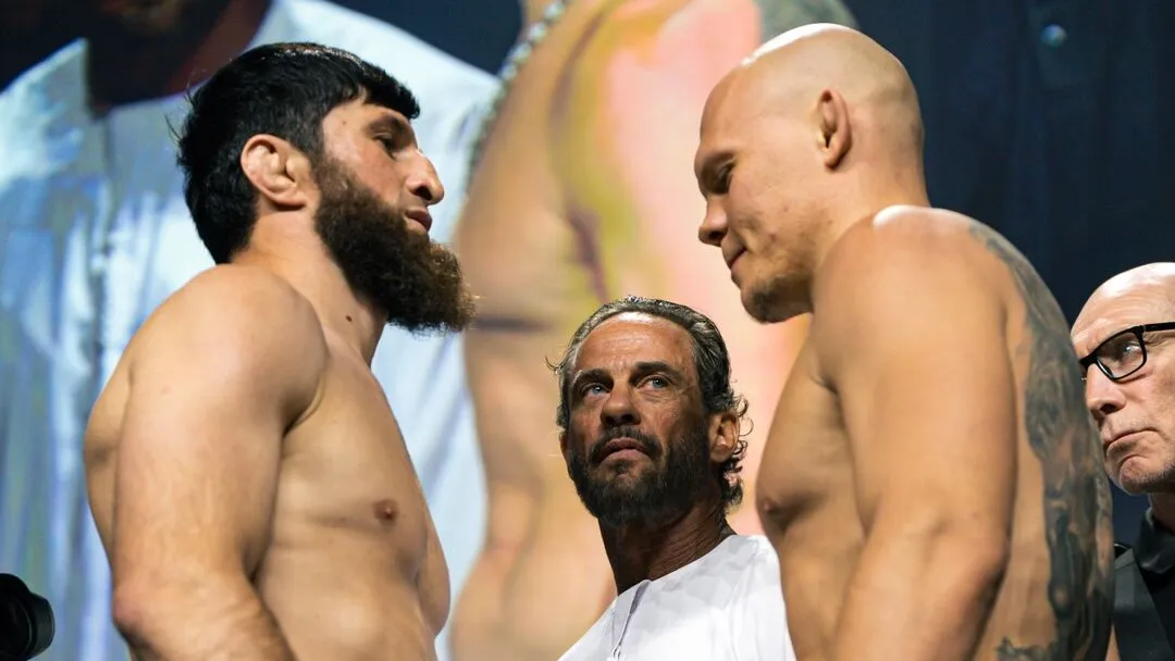 Анкалаев победил Гуськова в главном бою UFC на турнире в Абу-Даби превью